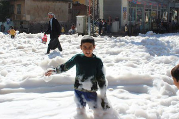 Cadde ve sokakları köpük kapladı