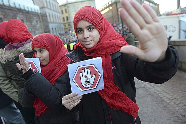 İsveç'te cami kundaklamaları protesto edildi