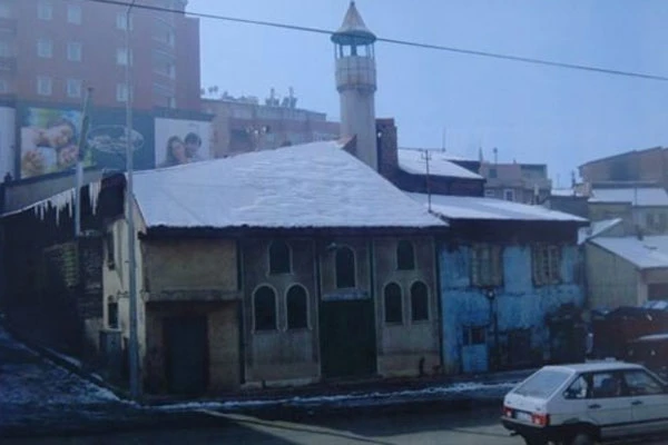 300 yıılık teneke minareli cami yenilendi