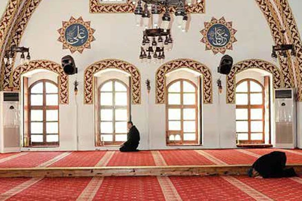 Kastamonu'da tarihi camiye yıldırım düştü