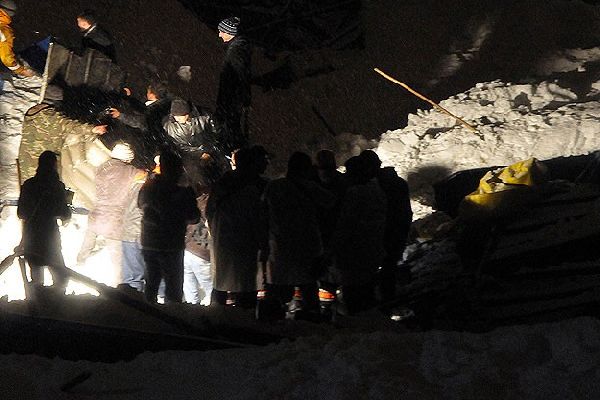 Güney Kore&#039;de bina çatısı çöktü, 8 ölü