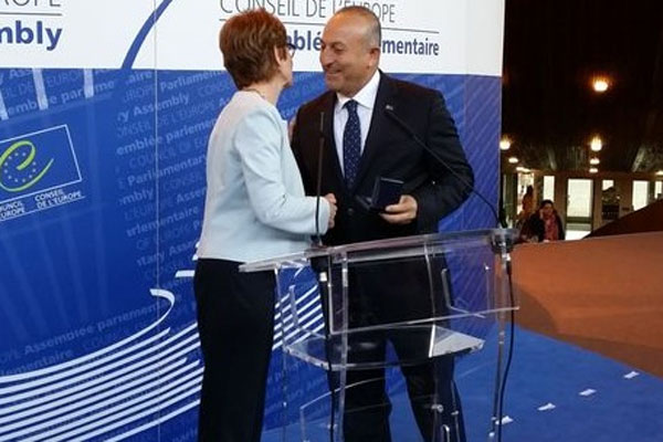 Bakan Mevlüt Çavuşoğlu&#039;na büyük onur