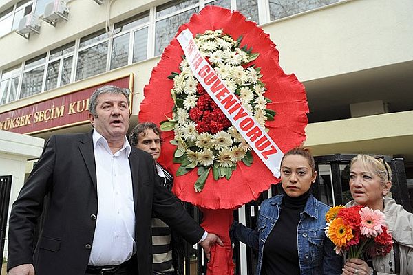 &#039;YSK&#039;ya güveniyoruz&#039; yazılı çelenk bıraktılar