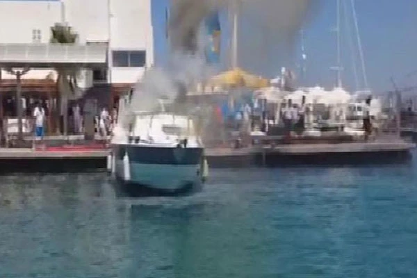 Çeşme'de korkutan tekne yangını