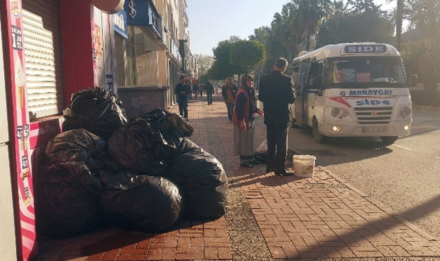 CHP&#039;li belediye karara kızdı, çöpleri toplamadı