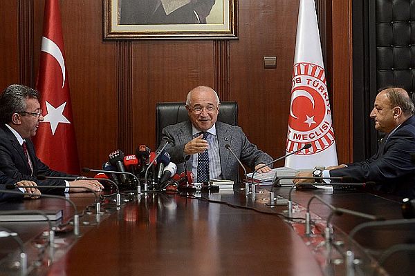 İhsanoğlu&#039;nun adaylık dilekçesi TBMM Başkanı Çiçek&#039;e sunuldu