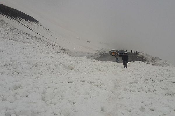 Van-Bahçesaray kara yoluna çığ düştü