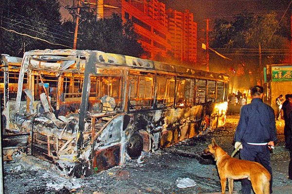 Çin&#039;de otobüs kundaklandı, 1 ölü, 77 yaralı
