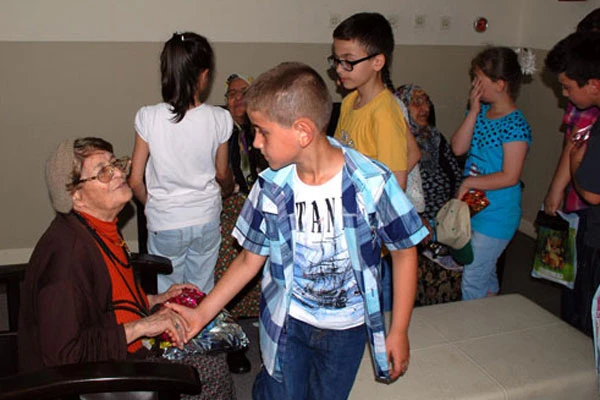 Düzce'de çocuklar yaşlıları sevindirdi