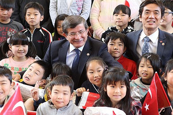 Davutoğlu Japon öğrencileri 23 Nisan&#039;a davet etti