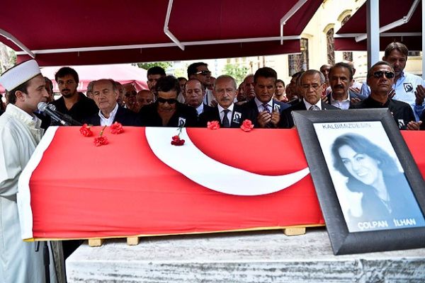Cenazede Çolpan İlhan&#039;a hakkını helal etmedi