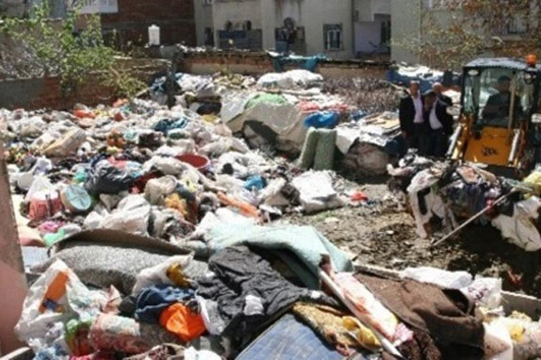 Evden 22 kamyon, 30 traktör çöp çıktı