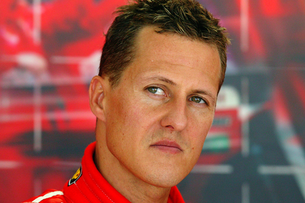 Schumacher kirpikleriyle konuşuyor