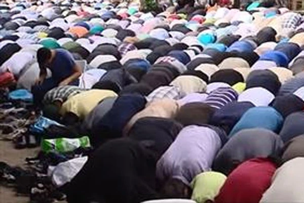2 bin kişi yanan cami önünde cuma namazı kıldı