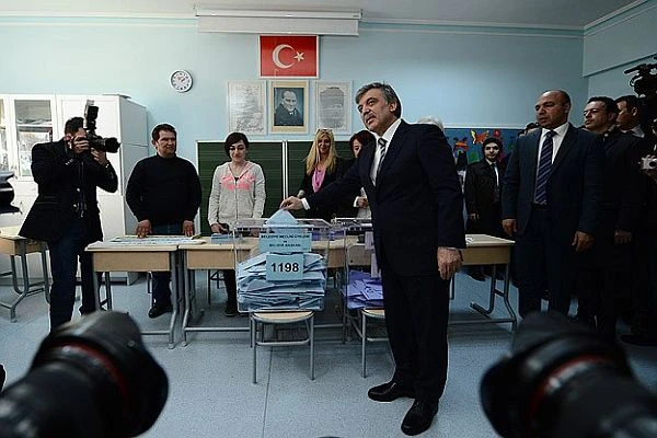 Milletin menfaatleri için aidiyet bir kenara bırakılmalı