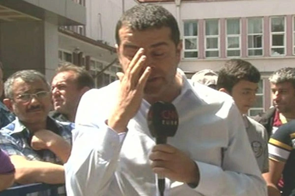 Kayıp madencinin eşi Cüneyt Özdemir'i ağlattı