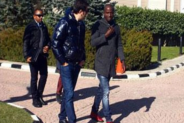 Dany siyah beyazlı kulübün tesislerini gezdi