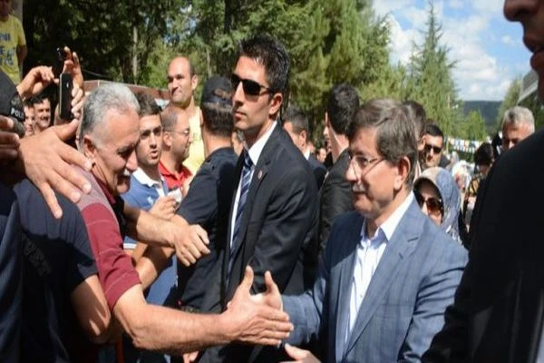 Başbakan Davutoğlu'nun annesinin mezar taşında yazan ağıt