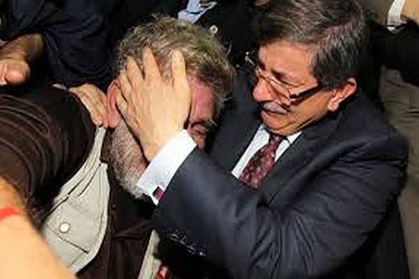 Ahmet Davutoğlu&#039;nu ağlatan baba konuştu