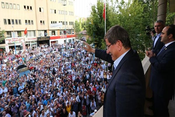Dışişleri Bakanı Davutoğlu &#039;Başbakan&#039; sloganlarıyla karşılandı