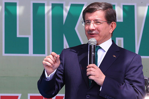 Davutoğlu&#039;ndan Mehmetçiğe taş atan vekile sert eleştiri