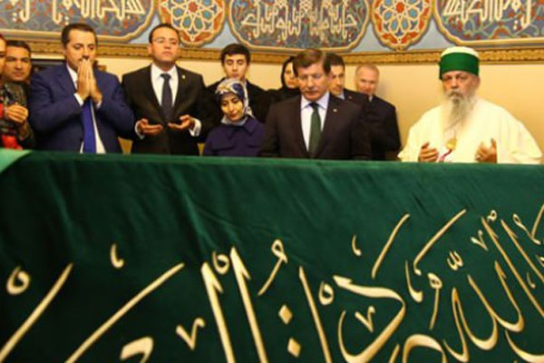 Başbakan Davutoğlu aşure dağıttı, dua etti