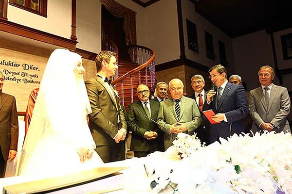 Başbakan Davutoğlu nikah şahitliği yaptı