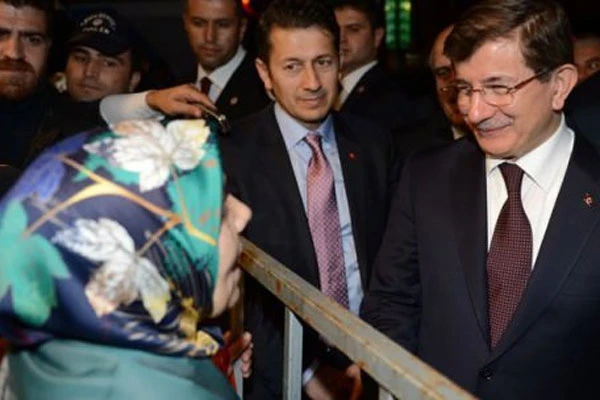 Davutoğlu'na dua etmek için 5 km yürüdü