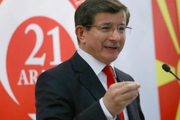 Başbakan Davutoğlu, 'Her eve bayrak ve Kur'an-ı Kerim dağıtılacak'