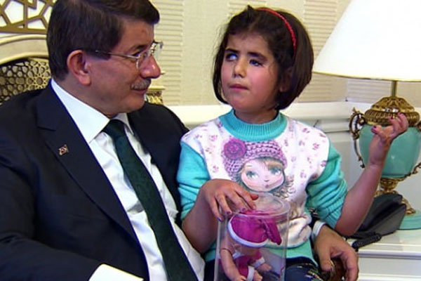 Davutoğlu&#039;ndan engelli miniğe ilginç teklif