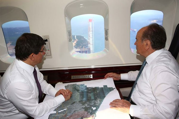 Ahmet Davutoğlu İstanbul&#039;u havadan denetledi