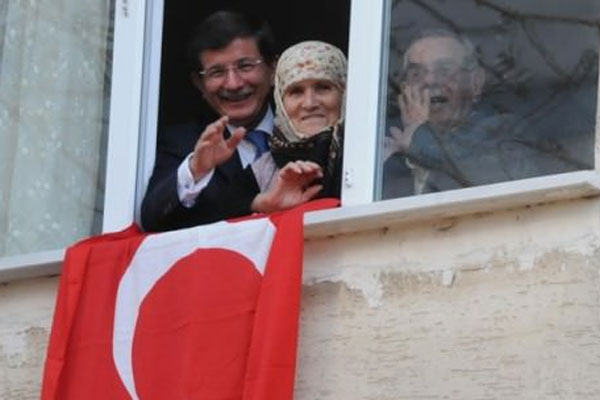 Davutoğlu'ndan vatandaşı duygulandıran ziyaret