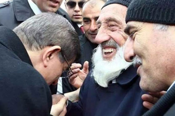 İşte Başbakan Davutoğlu&#039;nun elini öptüğü dede