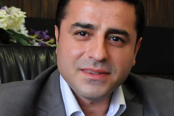 Selahattin Demirtaş&#039;tan önemli açıklamalar! Silah bırakma sinyali