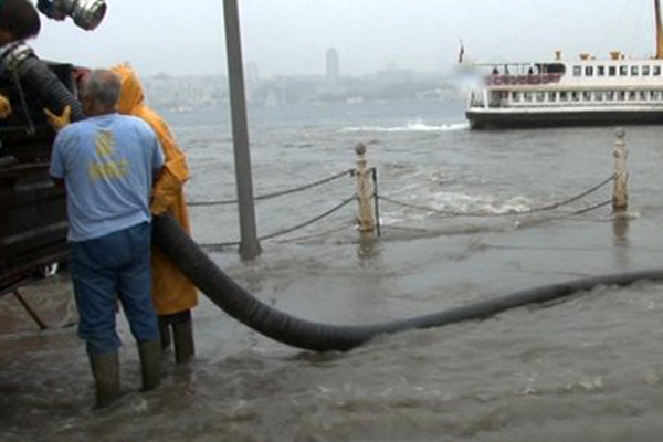 Üsküdar&#039;da kara ile deniz yine birleşti