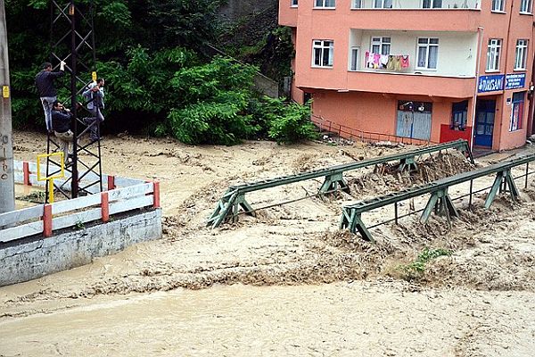 Aşırı yağıştan dereler taştı