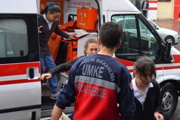 Dersi kaynatmak için taktik yaptı, 20 kişi zehirlendi