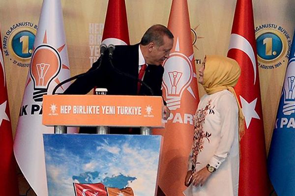 Başbakan Erdoğan&#039;a sahnede büyük sürpriz!