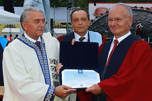 77 yaşında doktora diploması aldı