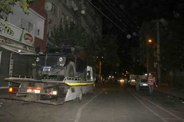 Diyarbakır&#039;da zırhlı polis aracına bombalı saldırı