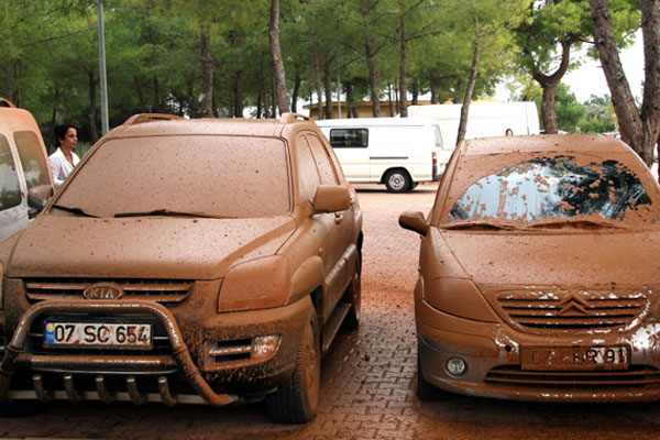 Doğalgaz borusu patladı, arabalar çamur içinde kaldı