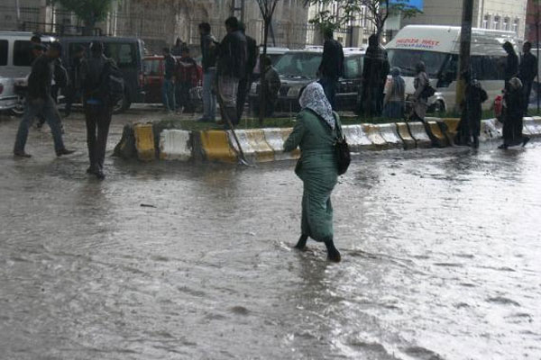 Dolu yağışı hayatı felç etti