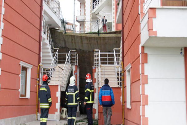 İstinat duvarı çöktü, 8 blok boşaltıldı