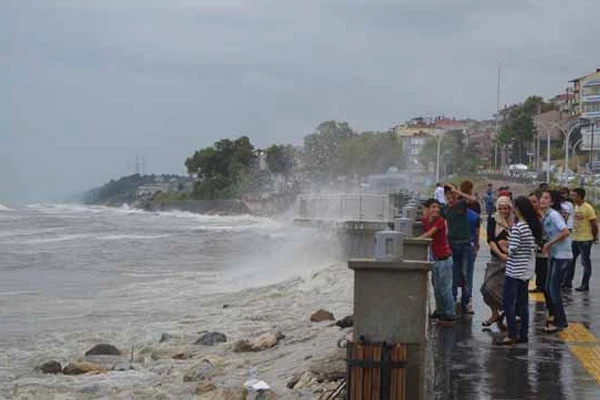 Düzce'de dalga boyu 6 metreye ulaştı