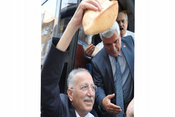 Ekmeleddin İhsanoğlu’na vatandaşlar tarafından &#039;2 ekmek&#039; verildi