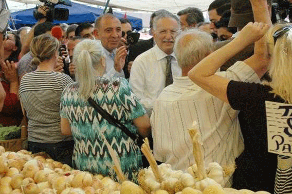 Ekmeleddin İhsanoğlu pazara çıktı