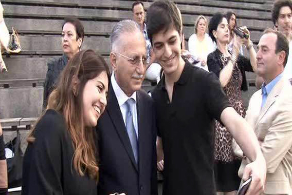 Ekmeleddin İhsanoğlu, selfie başına 5 oy istedi