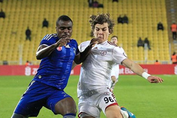 Emenike&#039;den kötü haber