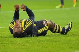 Emenike'nin sağ arka adalesinde yırtık tespit edildi