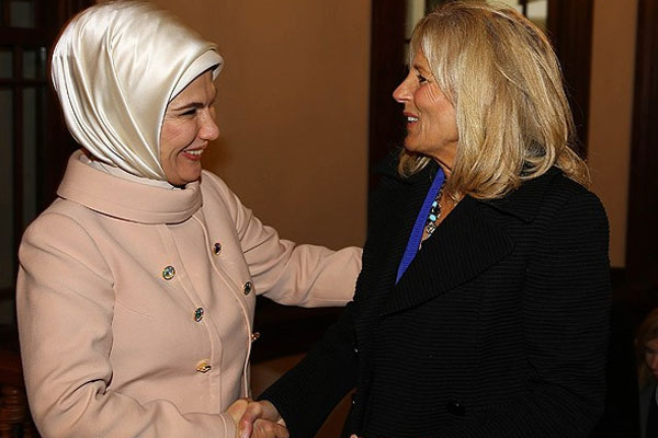 Emine Erdoğan, Jill Biden ile sohbet etti